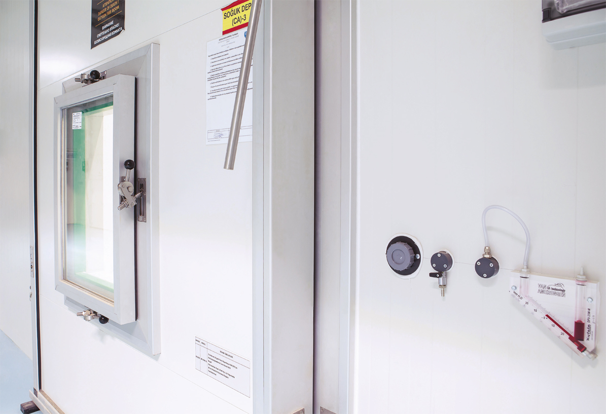 Atmosfer Kontrollü Soğuk Oda Kapısı — Yüksek Yoğunluklu PUR/PIR Panel atmosfer kontrollü soğuk oda kapısı yüksek yoğunluklu PUR PIR panel kanat yalıtım