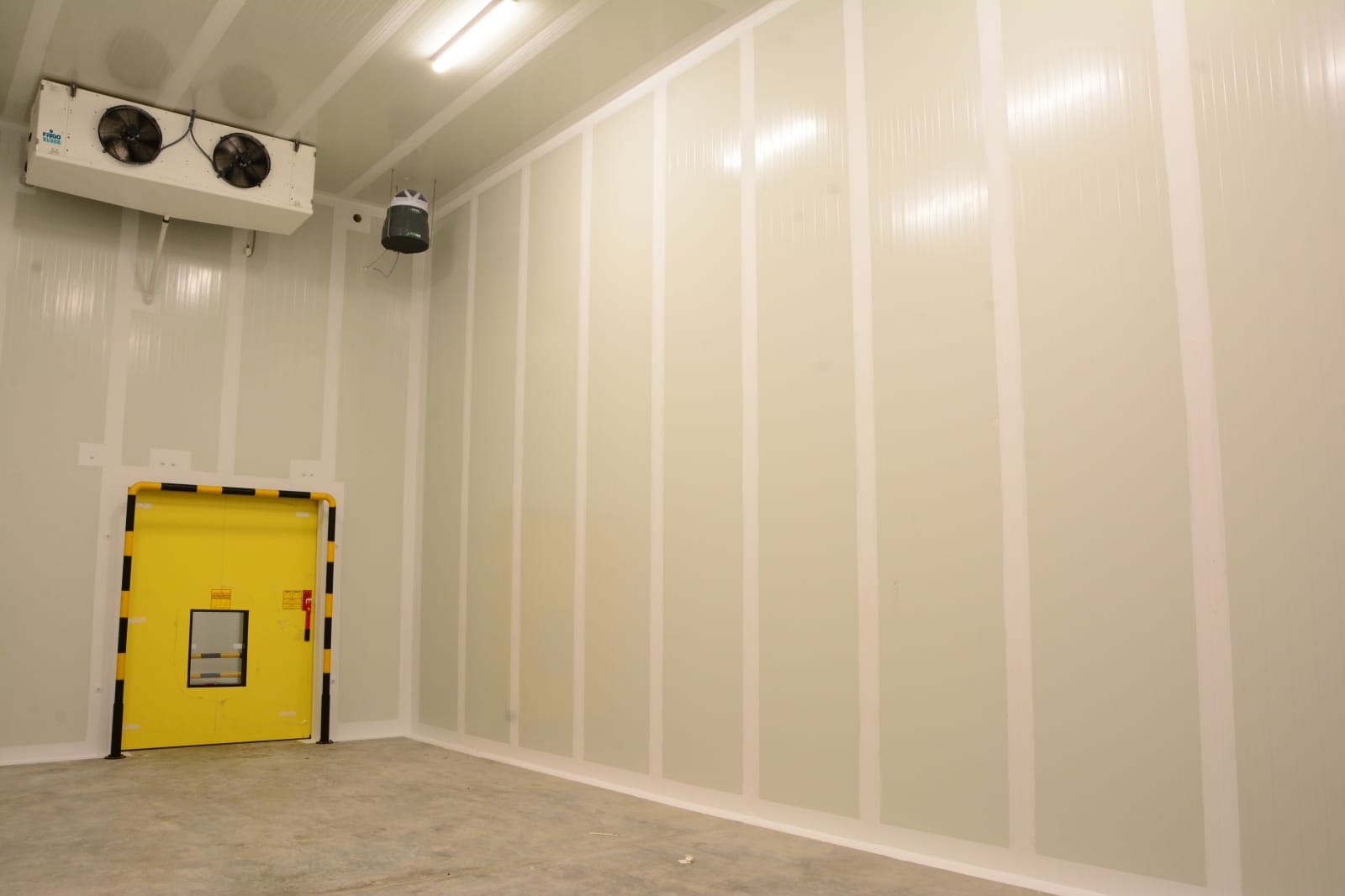 Atmosfer kontrollü soğuk oda iç görünüm — nemlendirme evaporatör sistemi Moody Group