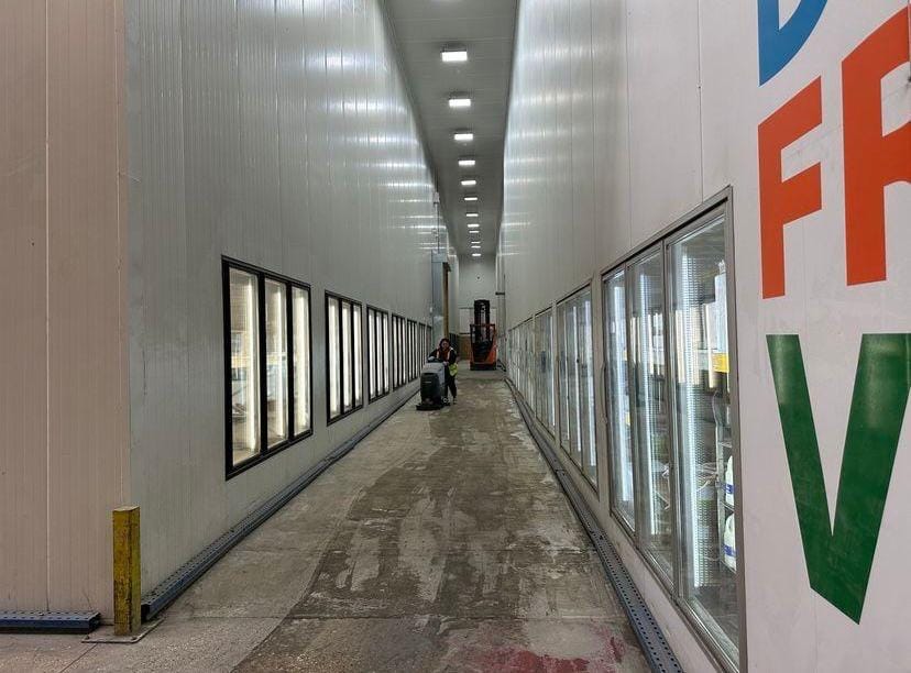 Market soğuk hava deposu camlı kapı vitrin görünüm