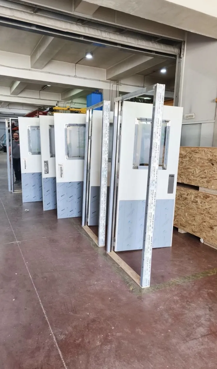 Tek kanat camlı ofis kapısı, endüstriyel üretim alanında montaja hazır